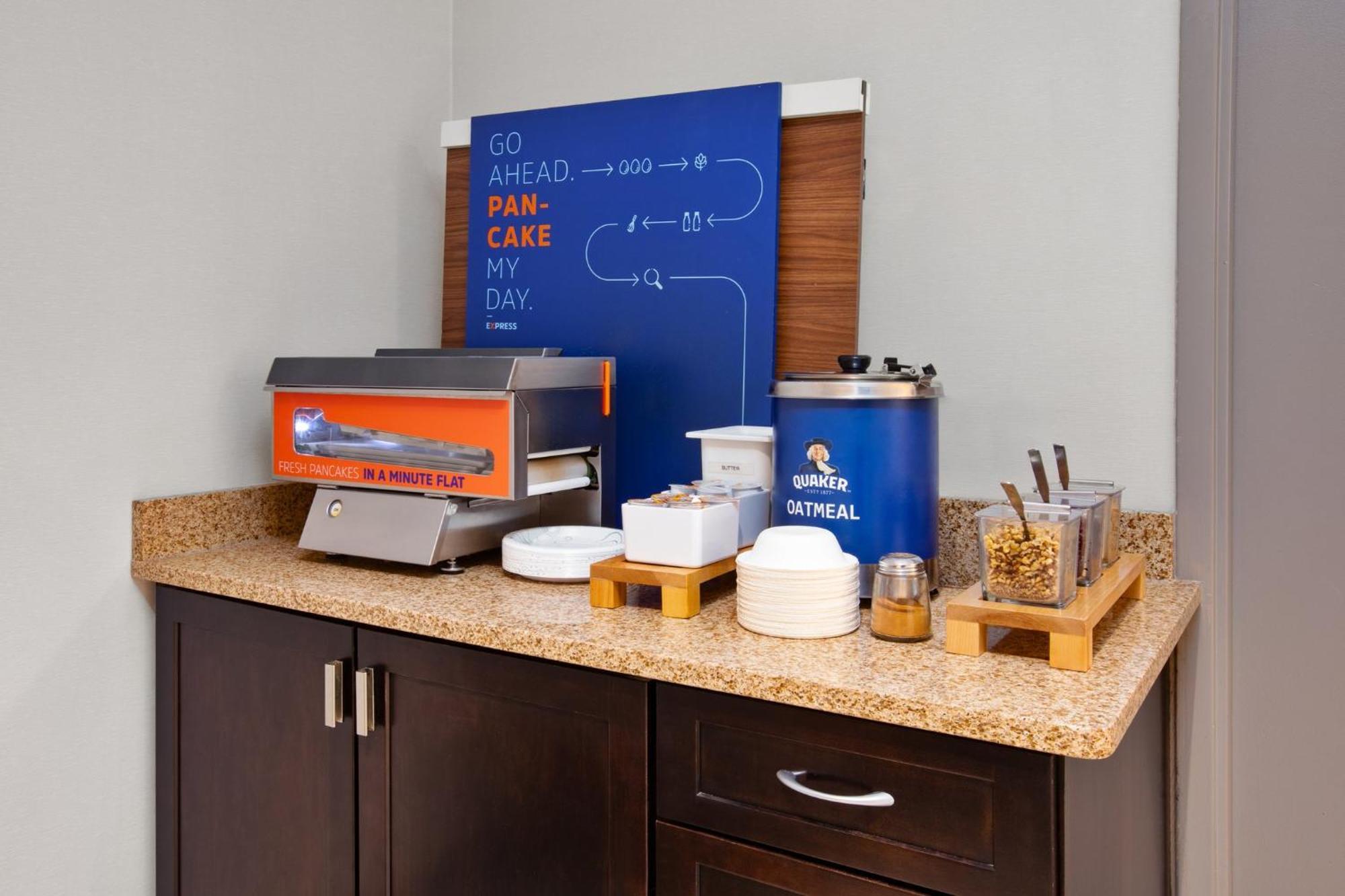 Holiday Inn Express Hotel & Suites Grand Rapids-North By Ihg Walker Dış mekan fotoğraf