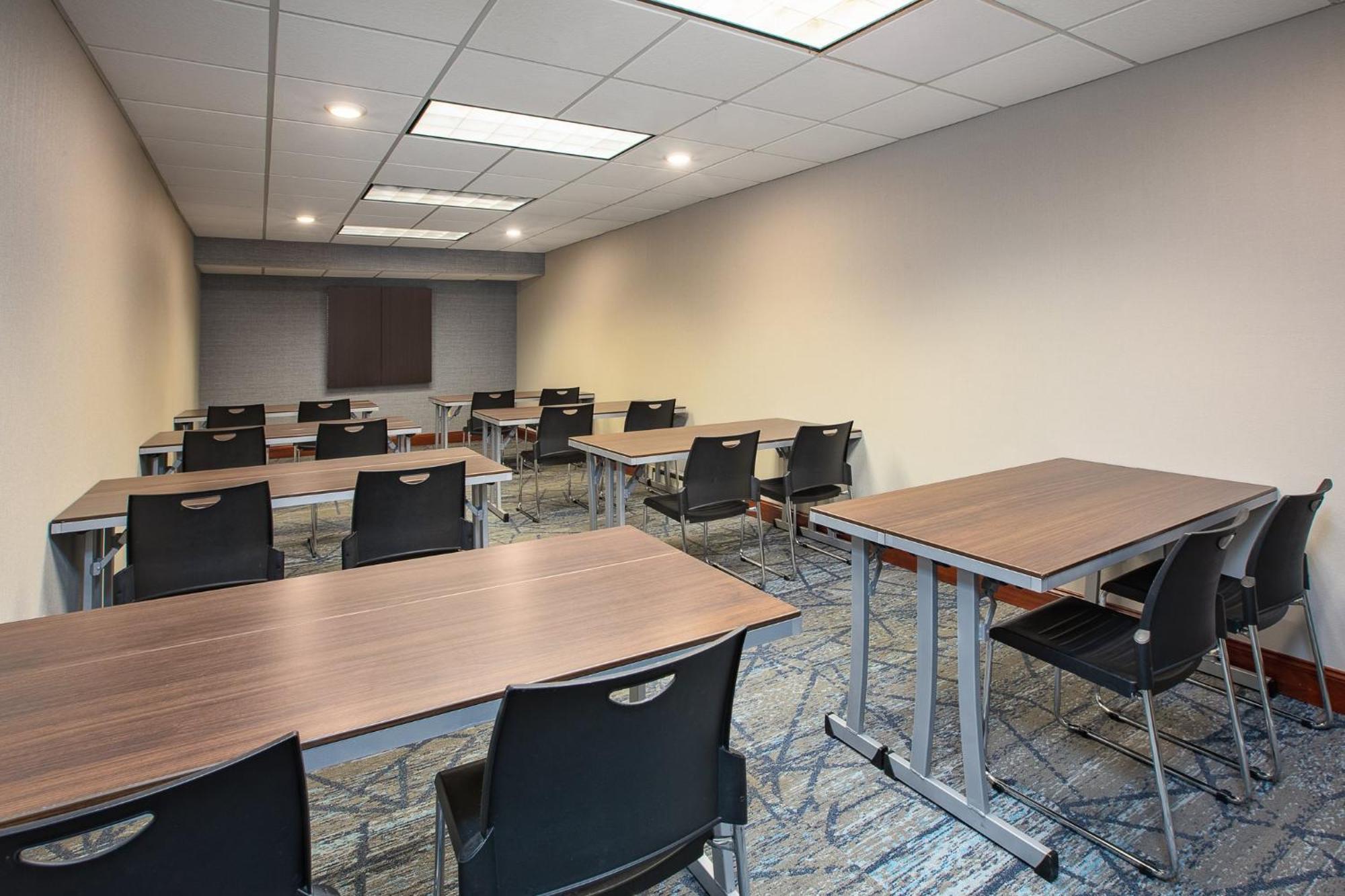 Holiday Inn Express Hotel & Suites Grand Rapids-North By Ihg Walker Dış mekan fotoğraf